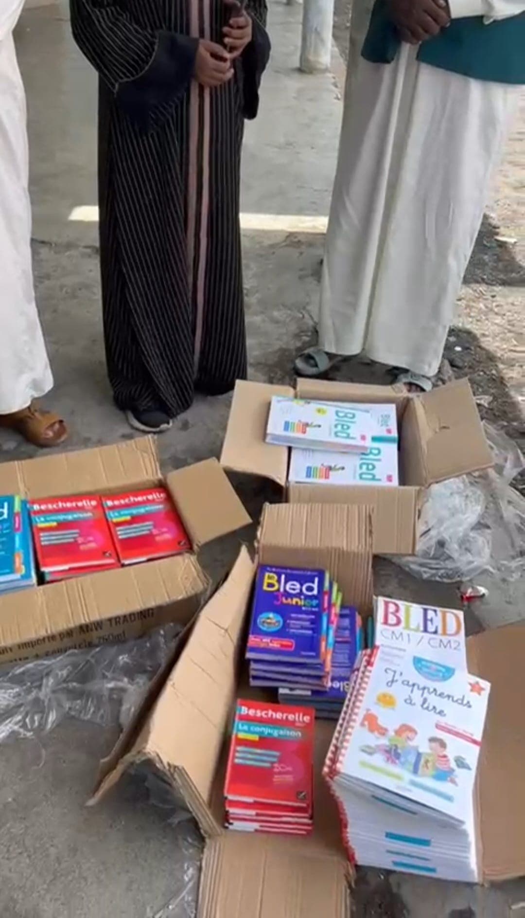 Cartons de manuels scolaires collectés pour Itsinkoudi